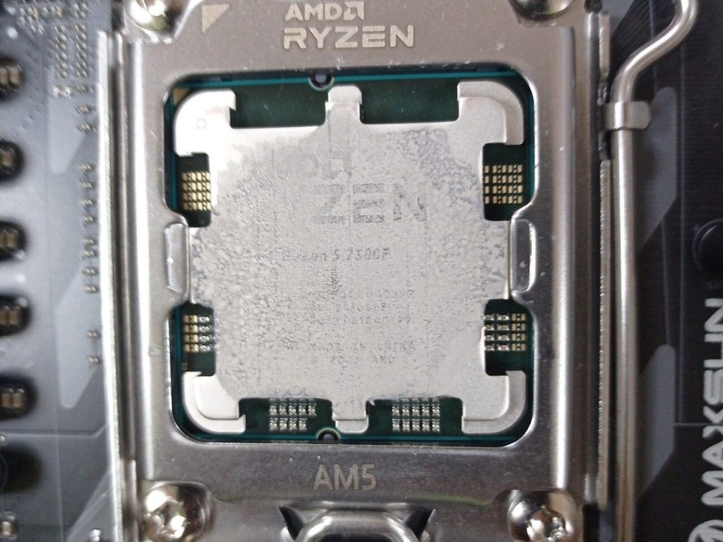 Тонкий слой термопасты на Ryzen 7500F